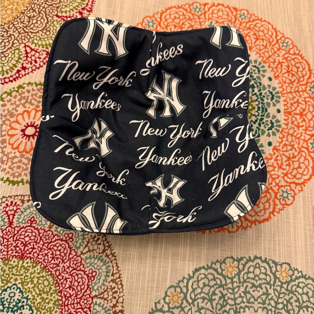 NWT New York Yankees bowl cozy